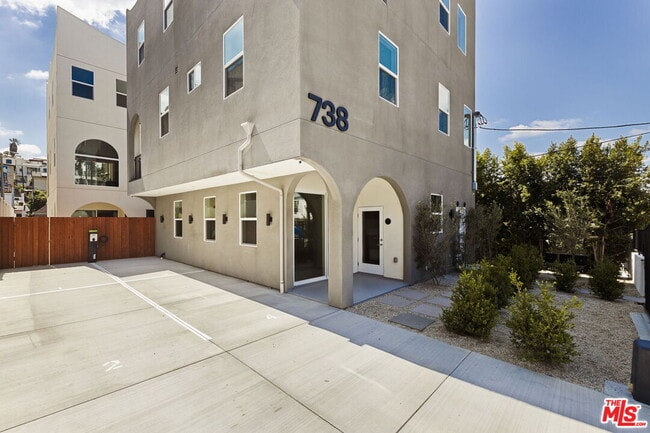 Photo - 738 N Vendome St