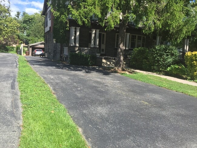 Entrada de coches - 175 N Lansdowne Ave Unidad 3rd floor