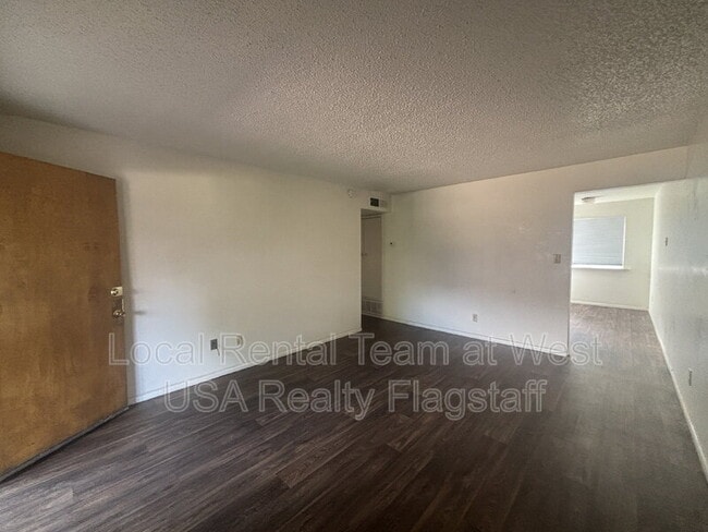 Building Photo - 2219 E Dortha Ave Unit Apt 5