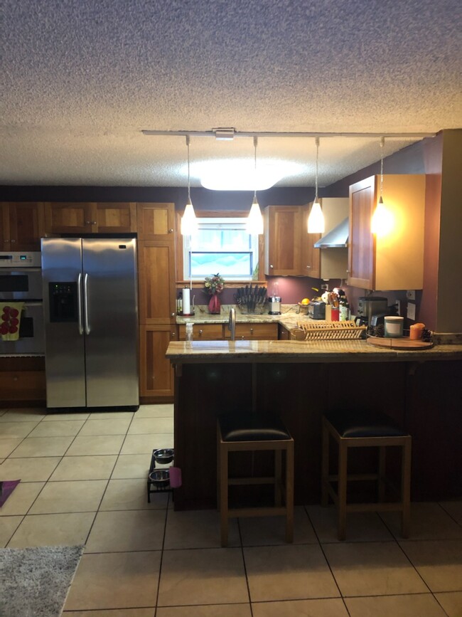 Kitchen island - 9448 Kelvin Ln Condo Unit 3221