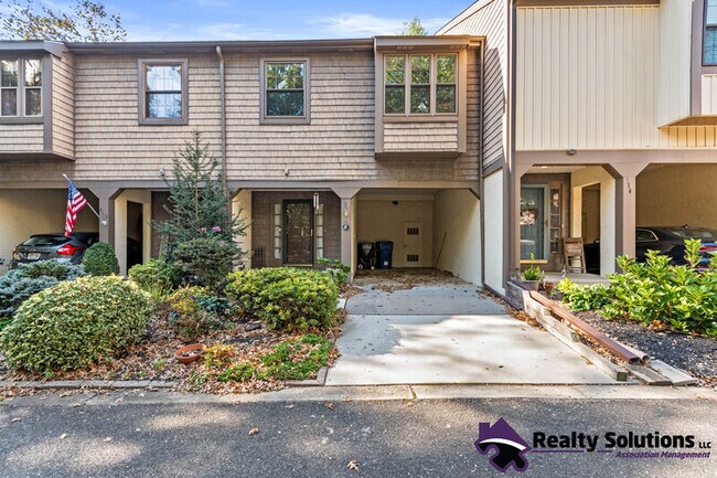 Photo - 313 Kings Croft Dr House