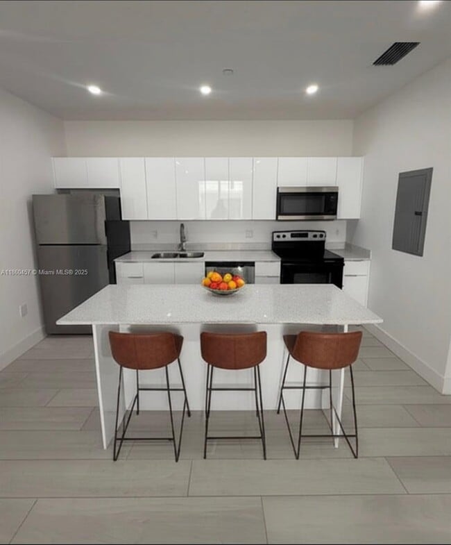 Building Photo - 909 E 24th St Unit 304 Rental