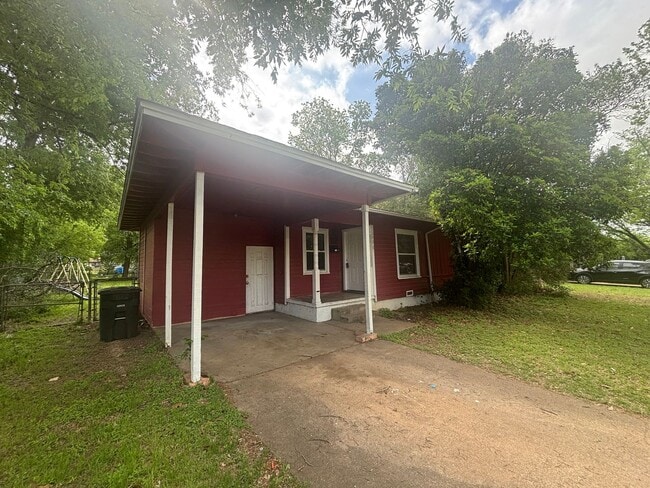 Photo - 3 bed, 1 bath with large fenced back yard, w/d connections