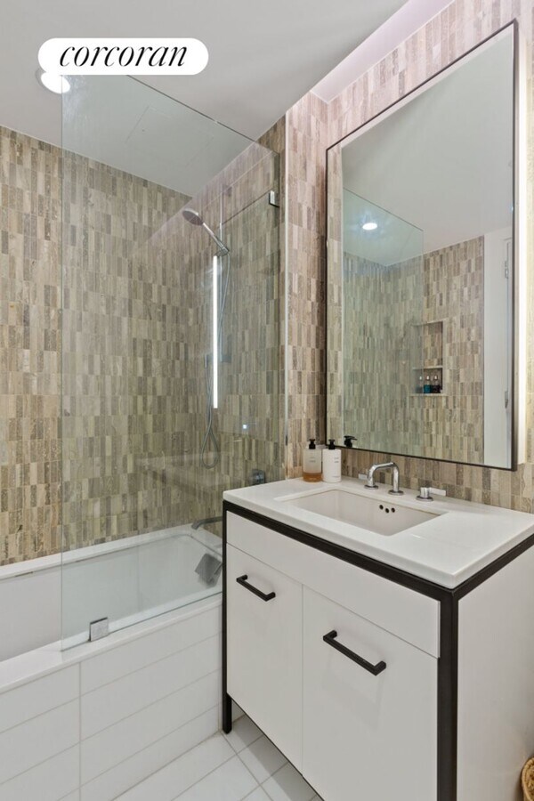 Photo - 61 Vandam St