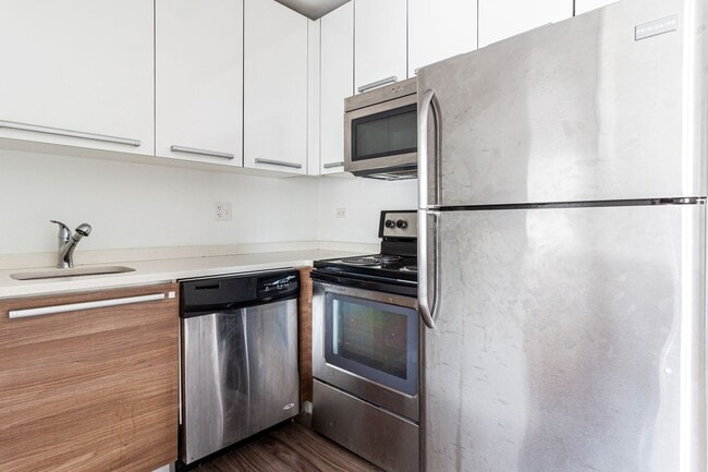Building Photo - Great Studio Apartment with Modern Finishes -Close to Lake & El! Unit 6E