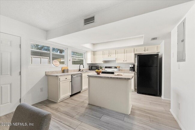 Photo - 8140 Sutton Pl N