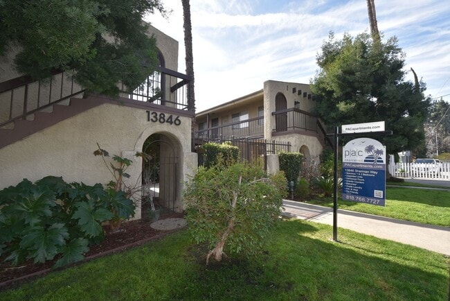 Photo - 13846 Sherman Way Unidad 202