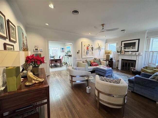 Photo - 807 Leonard St