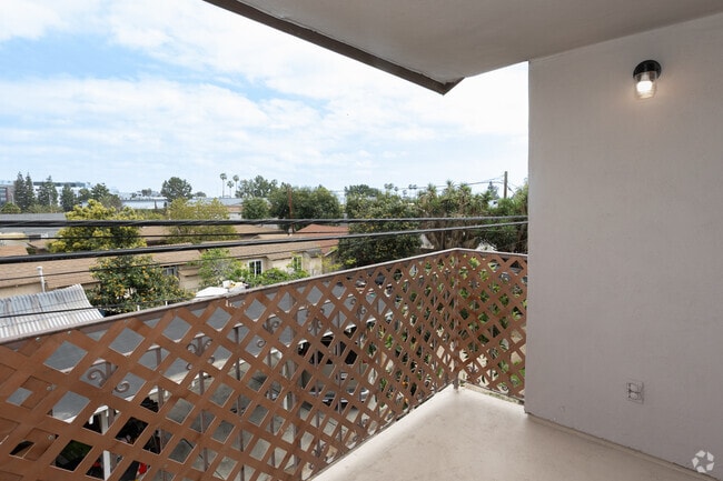2BR, 2BA - 900SF - Balcony