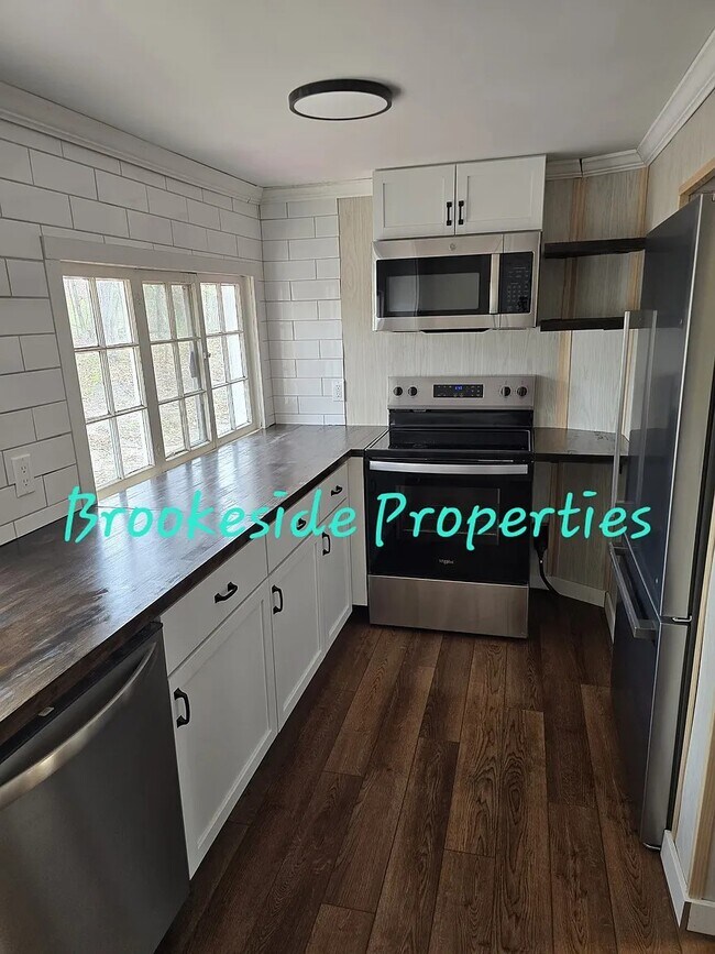 Kitchen - 1326 E Hess Lake Dr