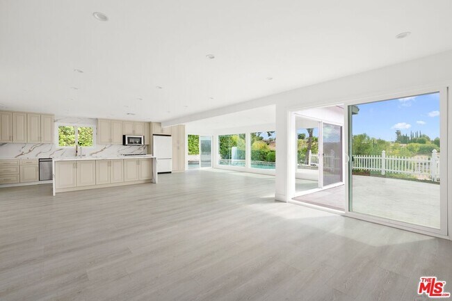 Photo - 7124 Gateshead Way