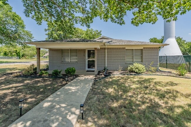 Photo - 316 W 3rd St
