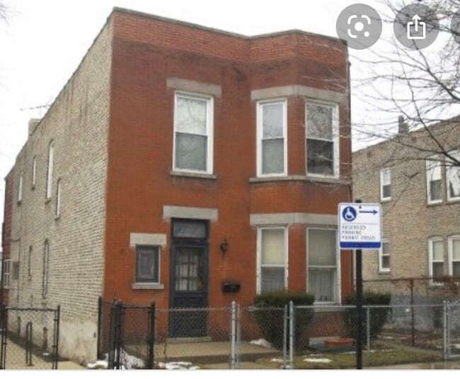 Building Photo - 3530 S Hoyne Ave Unit 2 Rental