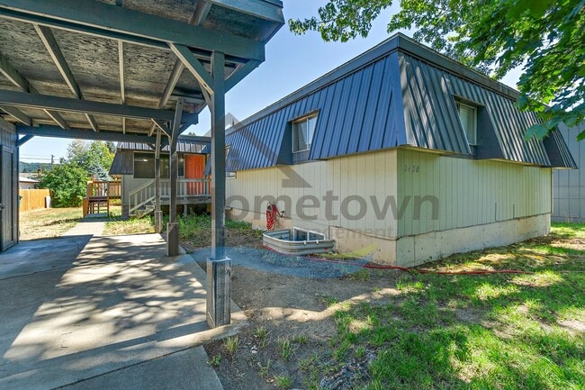 Photo - Large 4 Bedroom 2 Bathroom Home with Off S...