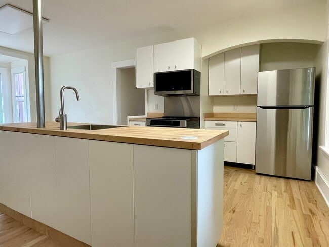 Building Photo - 1161 Hubbard Ave Unit Lower Rental