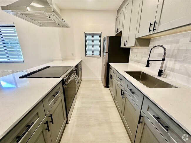 Building Photo - 221 SW 11th Ave Unit 4 Rental