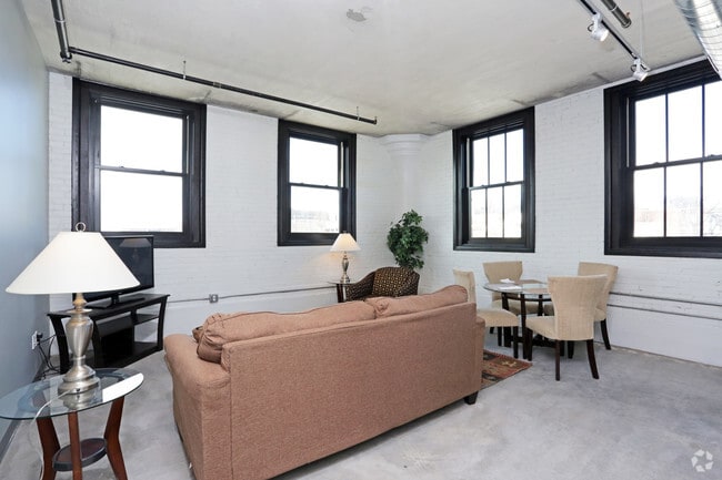 2BR, 1BA - 912 SF - Living Room