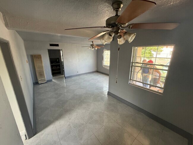 Living room - 609 Barcelona Dr Unidad A
