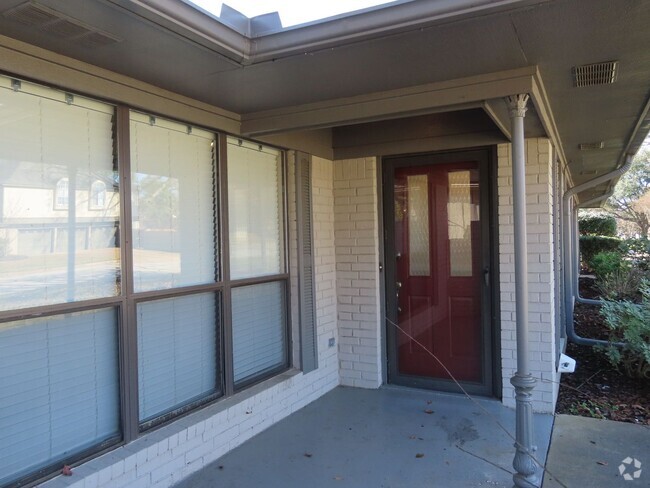 Building Photo - Spacious 3 Bedroom, 2 Bath w/Garage! Rental