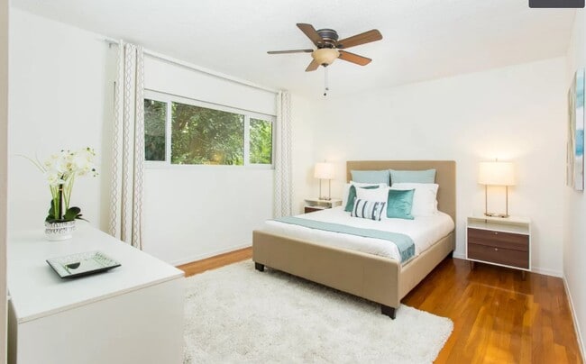 Building Photo - 3200 S Sepulveda Blvd Unit Master bed