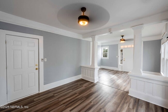 Photo - 117 E 4th St