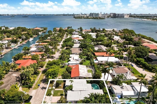 Building Photo - 1120 NE 86th St