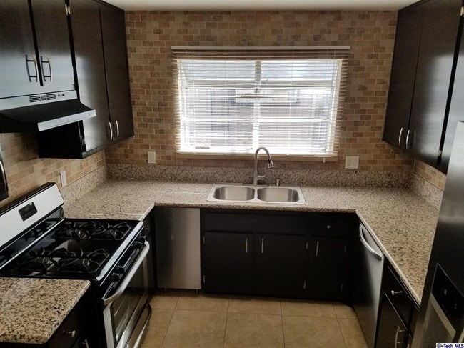 Kitchen w/granite - 9414 Moonbeam Ave