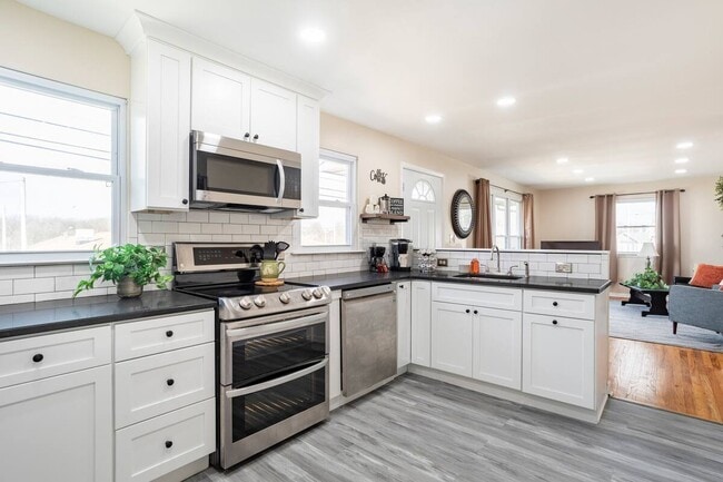 Building Photo - 2346 Pine St