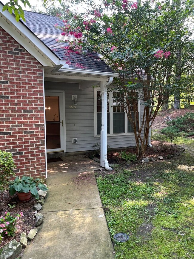 Charming 2BR End Unit Townhome in Raleigh - Charming 2BR End Unit Townhome in Raleigh