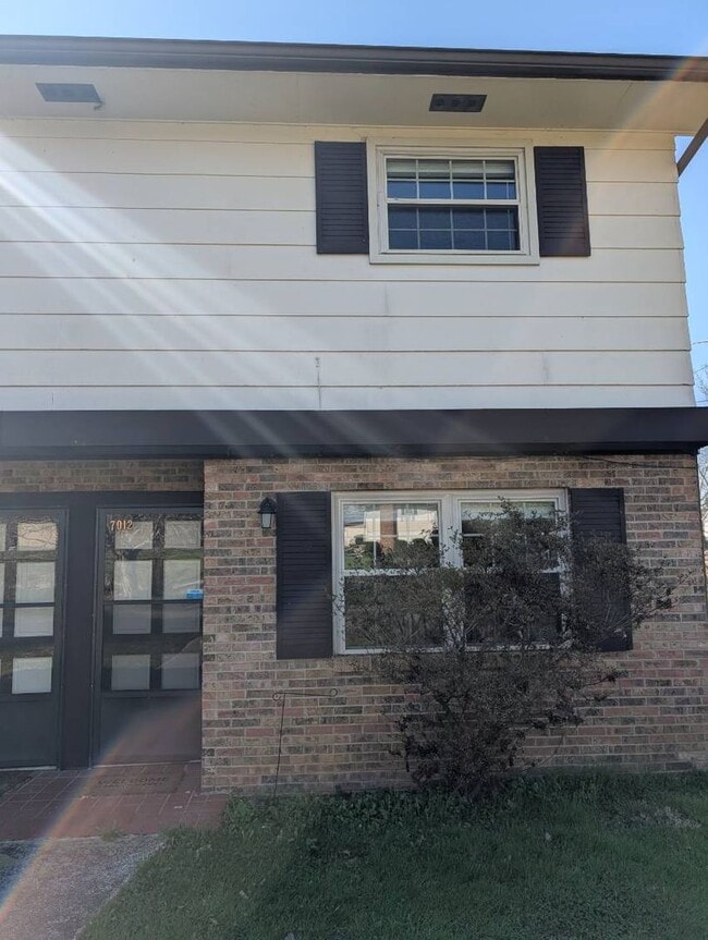 Photo - Spacious 2-Bedroom, 1-Bath Apartment Near Karns – Quiet Living with a Large Yard