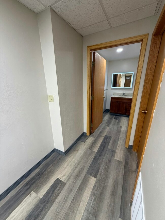 Photo - 211 Bank St