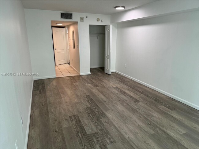 Building Photo - 1200 Brickell Bay Dr Unit 2310