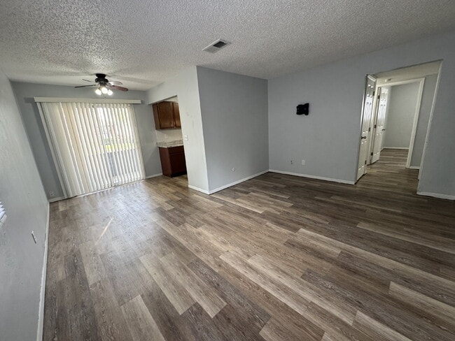 Photo - WAIT… THIS 2 BEDROOM APARTMENT HAS A BALCONY?! Unidad Apt B