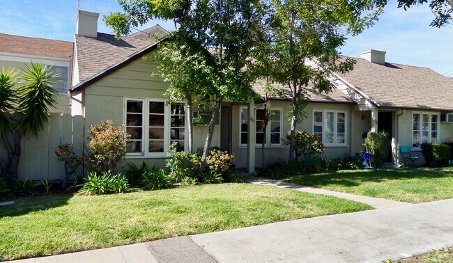 Building Photo - 1116 E Glenoaks Blvd Rental