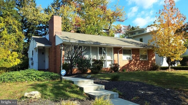 Photo - 6037 Grosvenor Ln House