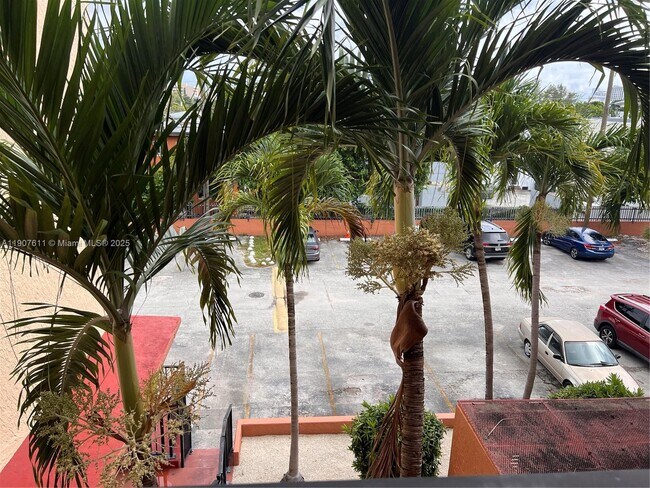 Photo - 677 SW 9th Ave Unidad 303