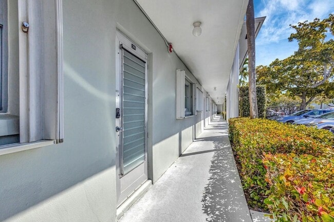 Building Photo - 2320 SW 22nd Ave Unit 211 Rental