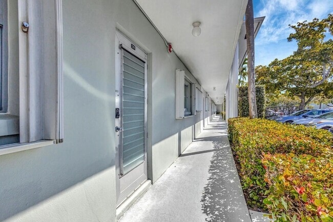 Building Photo - 2320 SW 22nd Ave Unit 211 Rental
