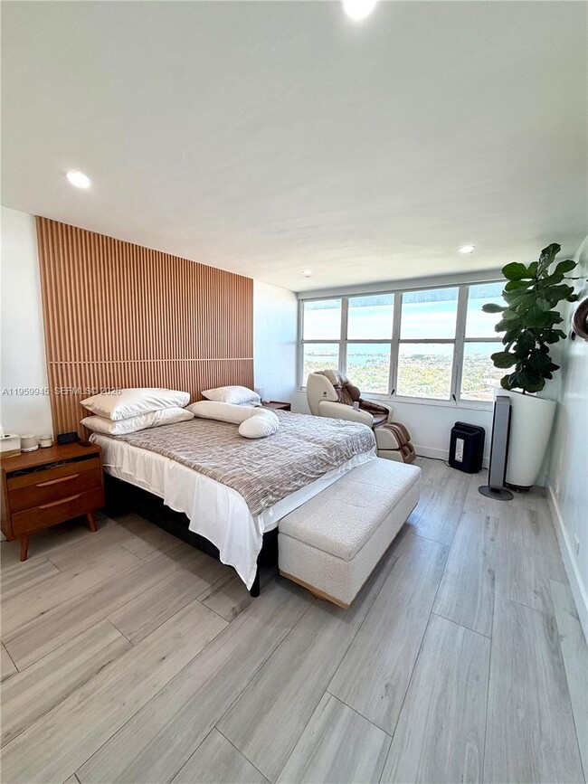 Building Photo - 7441 Wayne Ave Unit 15J