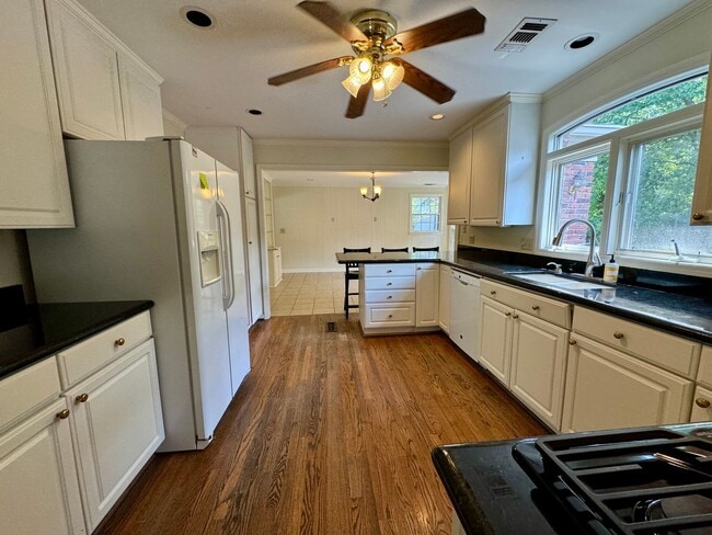 Photo - Idyllic Green Hills Home