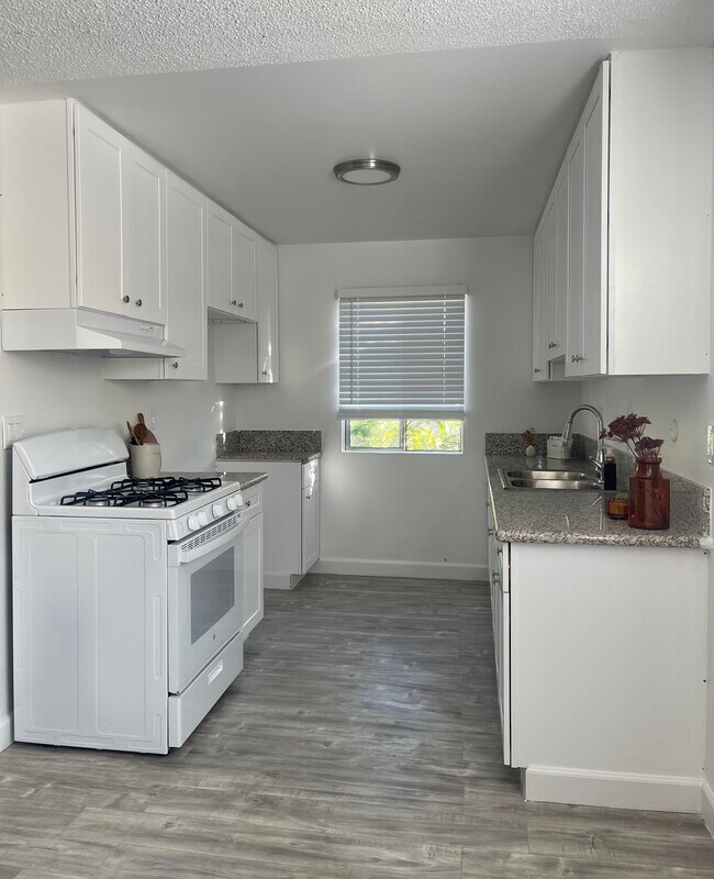Photo - 21601 Strathern St Apartments Unit 8