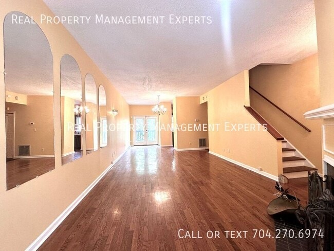 Photo - 310 W 10th St