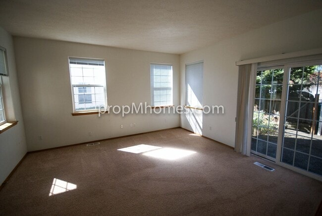 Photo - Beautiful Three Bedroom Townhouse - Prime Clackamas Location!