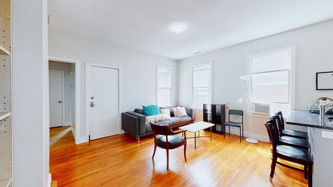 Photo - 6 Bedroom Apartment in Science Hill, close to downtown! (Laundry In Unit) Unit 2 - Penthouse Duplex