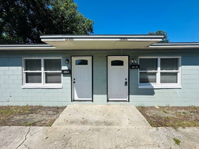 Photo - 1657 Union St W