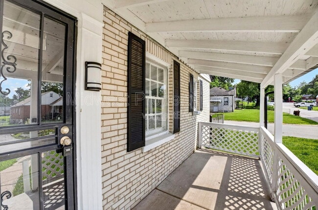 Photo - 222 Henquin Dr