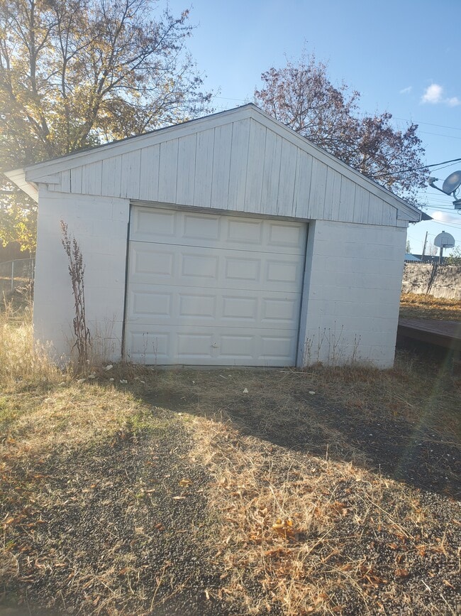Single car garage - 902 S Lundstrom St