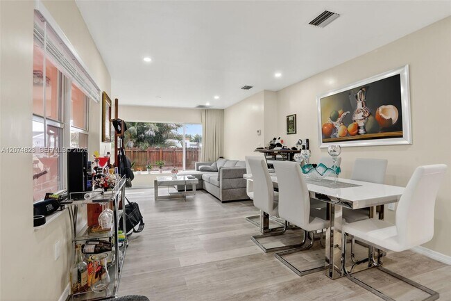 920 SW 30th St Unit 3