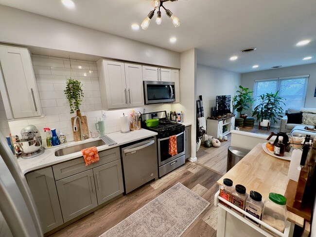 Photo - 361 Claremont Ave Unidad 16