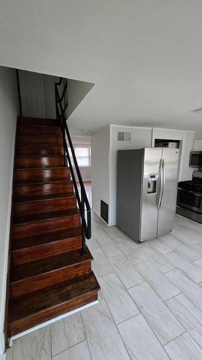 Photo - 437 Caledonia Ave